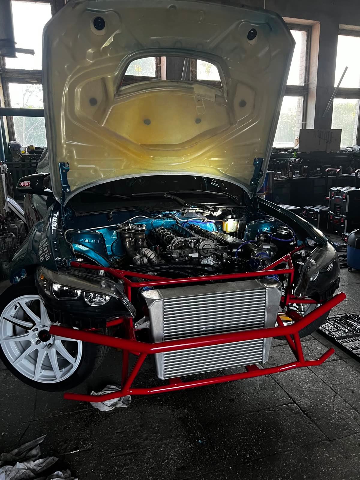 Milteliniu būdu nudažytas automobilio saugos rėmas